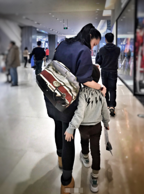 靳东|靳东老婆晒儿子学骑马照，李佳又心疼又欣慰，6岁儿子长腿惹人羡