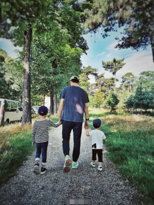 靳东|靳东老婆晒儿子学骑马照，李佳又心疼又欣慰，6岁儿子长腿惹人羡