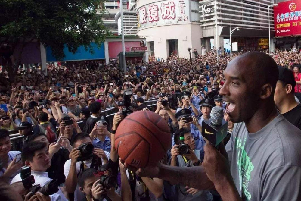 同样是中国行,看完科比,再看詹姆斯和库里,没有对比就没有差距