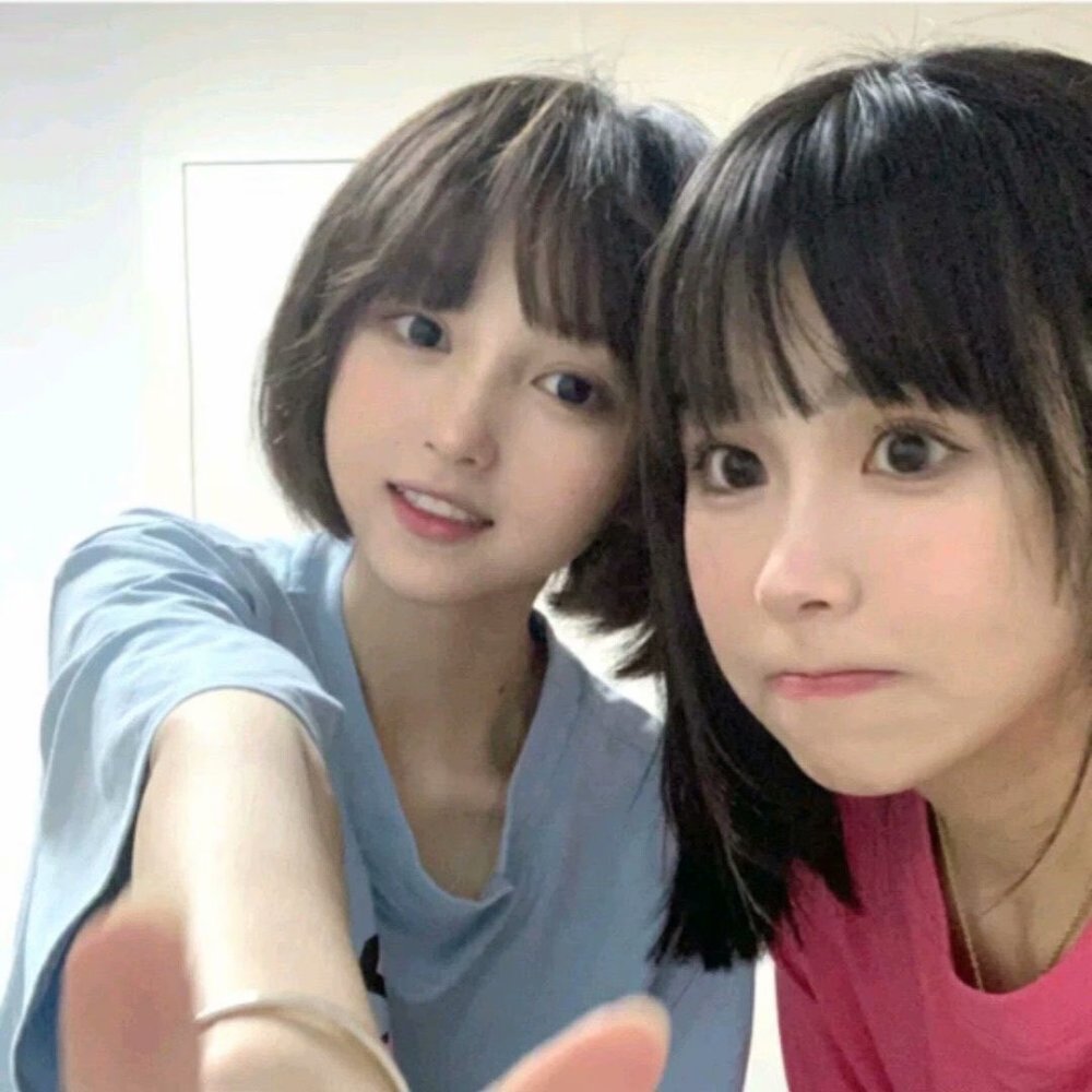双人闺蜜女头夏天找个人陪你吃冰镇荔枝配小龙虾