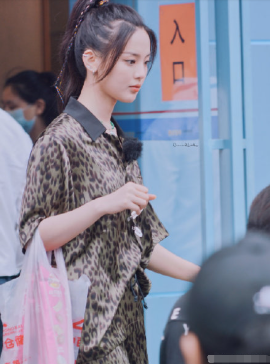 杨超越|中餐厅为医护人员送餐，赵丽颖杨超越路透生图曝光，杨超越更性感