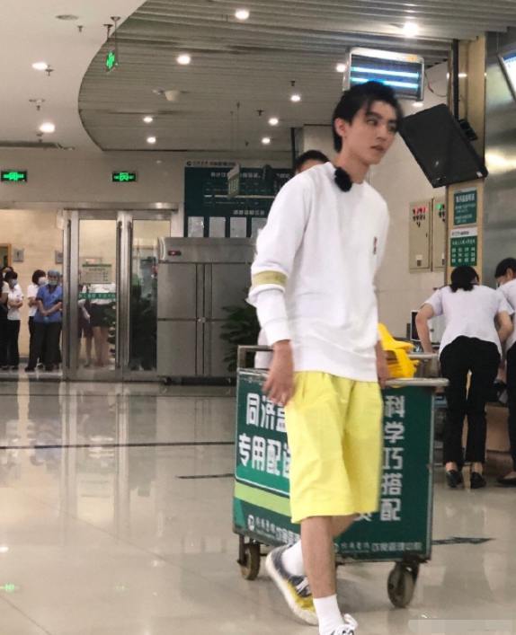 杨超越|中餐厅为医护人员送餐，赵丽颖杨超越路透生图曝光，杨超越更性感