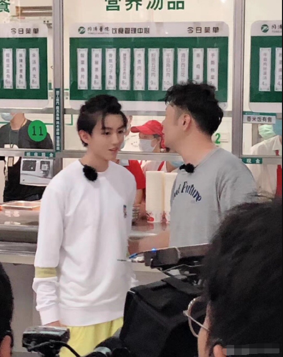 杨超越|中餐厅为医护人员送餐，赵丽颖杨超越路透生图曝光，杨超越更性感