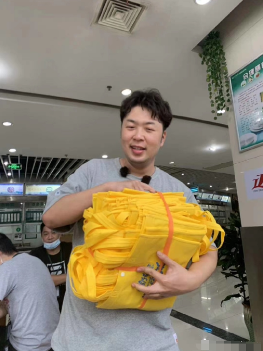 杨超越|中餐厅为医护人员送餐，赵丽颖杨超越路透生图曝光，杨超越更性感