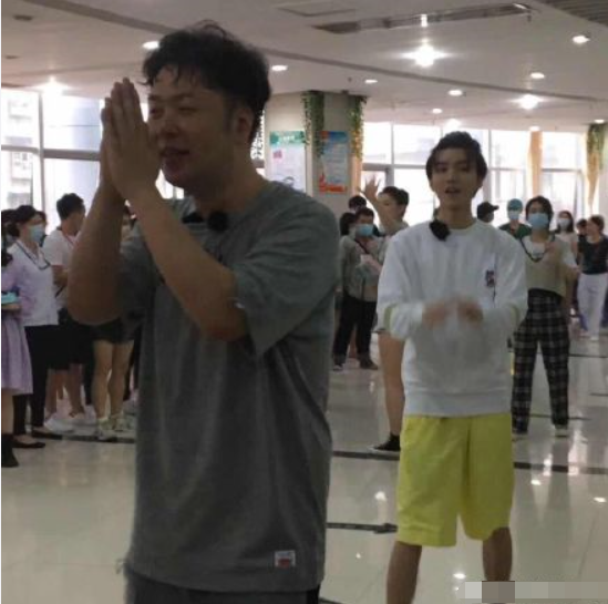 杨超越|中餐厅为医护人员送餐，赵丽颖杨超越路透生图曝光，杨超越更性感