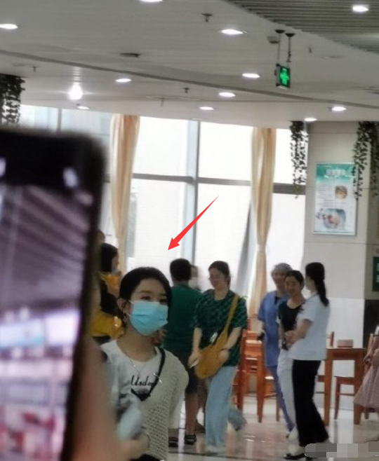 杨超越|中餐厅为医护人员送餐，赵丽颖杨超越路透生图曝光，杨超越更性感