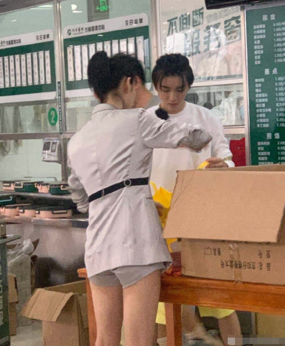 杨超越|中餐厅为医护人员送餐，赵丽颖杨超越路透生图曝光，杨超越更性感