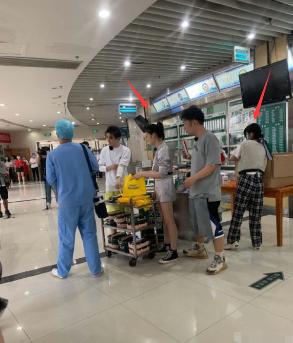 杨超越|中餐厅为医护人员送餐，赵丽颖杨超越路透生图曝光，杨超越更性感