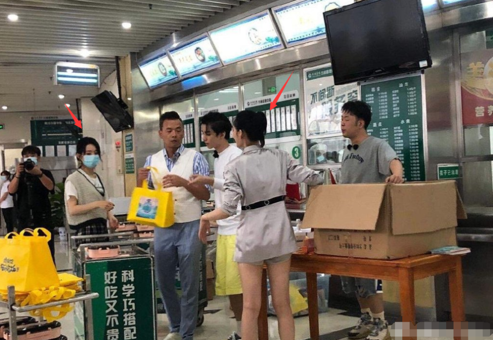 杨超越|中餐厅为医护人员送餐，赵丽颖杨超越路透生图曝光，杨超越更性感