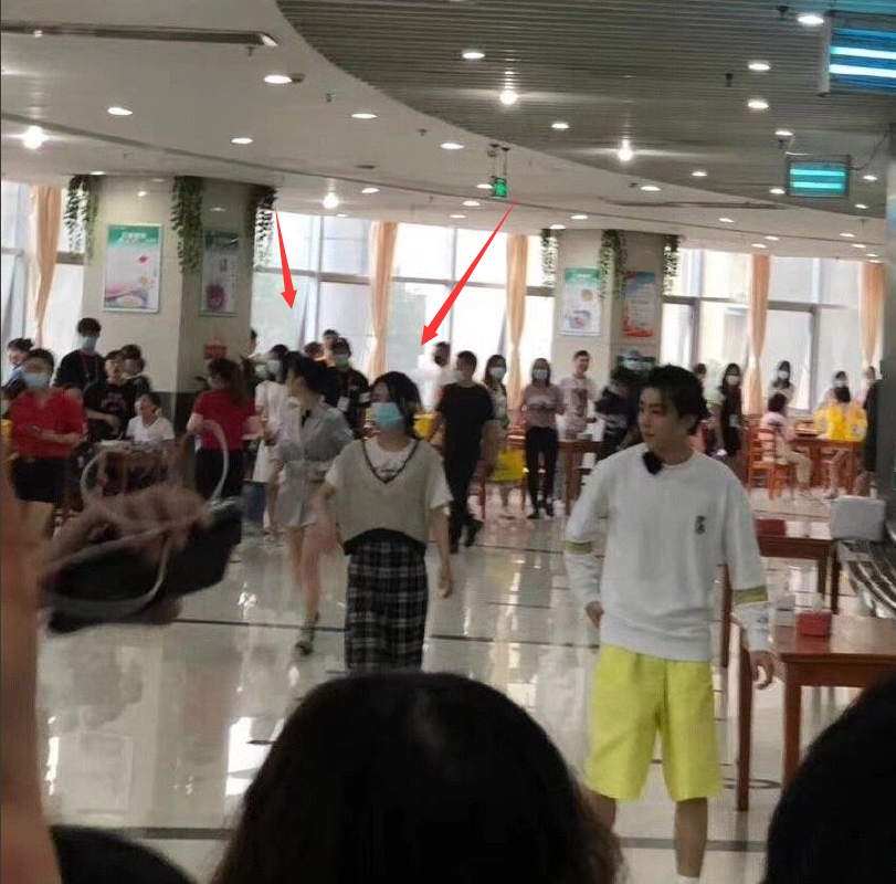 杨超越|中餐厅为医护人员送餐，赵丽颖杨超越路透生图曝光，杨超越更性感