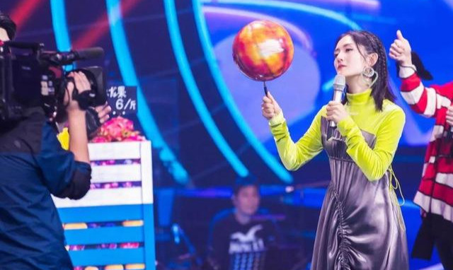 谢娜|谢娜与贾玲搞笑风格相似，为什么贾玲讨喜，谢娜却总是挨骂？