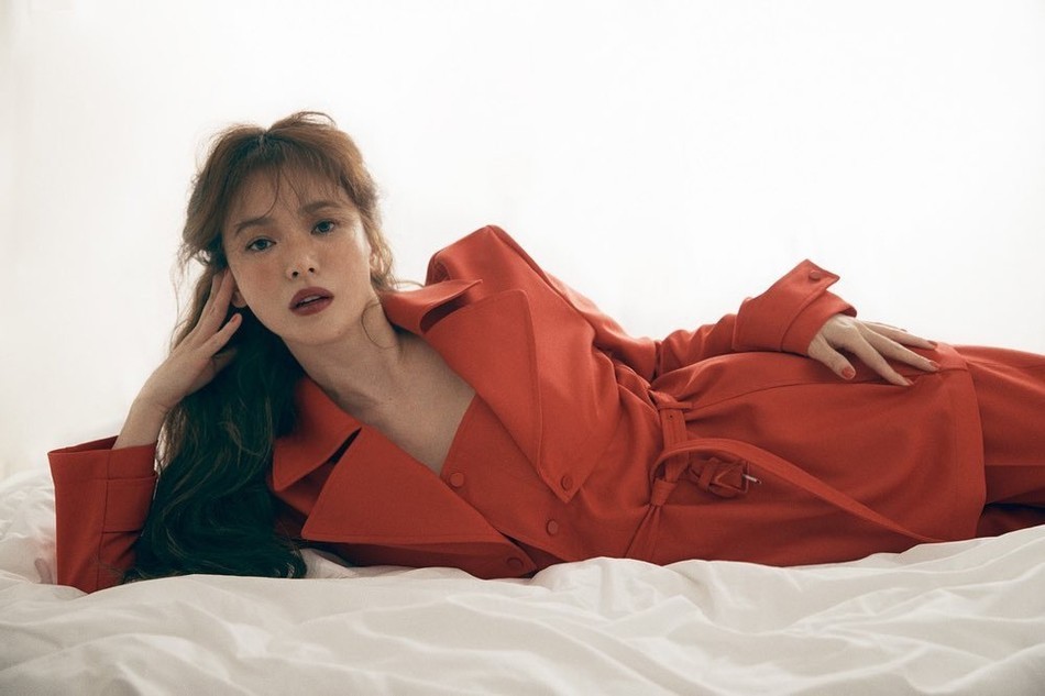 宋慧乔|宋慧乔近照曝光，怀抱宠物对镜大笑，却被指鱼尾纹明显脸部僵硬