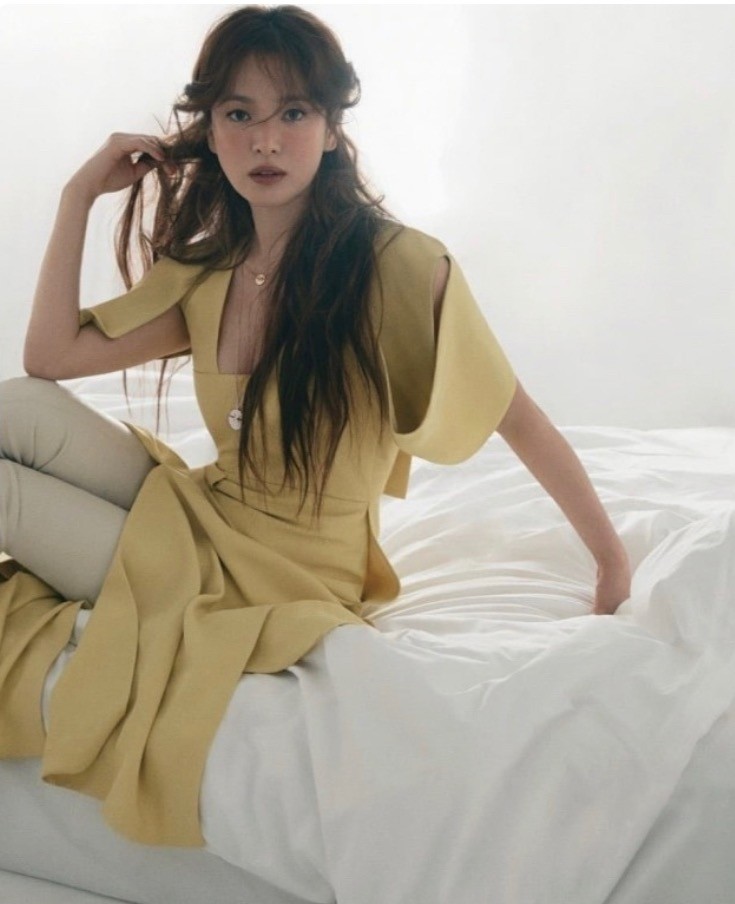 宋慧乔|宋慧乔近照曝光，怀抱宠物对镜大笑，却被指鱼尾纹明显脸部僵硬