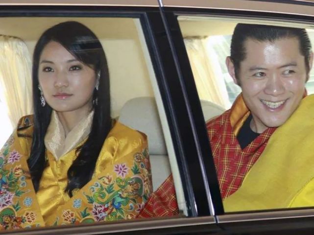不丹王后不顾礼仪丢下国王独自上车这份受宠泰国王后望尘莫及