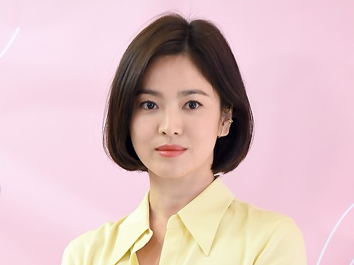 宋慧乔|宋慧乔近照曝光，怀抱宠物对镜大笑，却被指鱼尾纹明显脸部僵硬