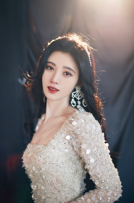 鞠婧祎|鞠婧祎穿仙女裙亮相红毯，穿20cm高跟鞋健步如飞，真实身高瞒不住了