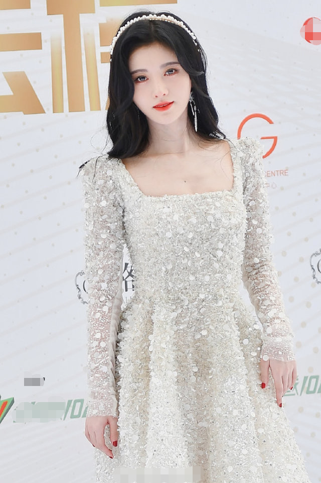 鞠婧祎|鞠婧祎穿仙女裙亮相红毯，穿20cm高跟鞋健步如飞，真实身高瞒不住了