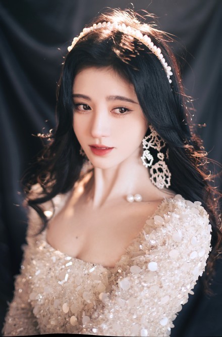 鞠婧祎|鞠婧祎穿仙女裙亮相红毯，穿20cm高跟鞋健步如飞，真实身高瞒不住了