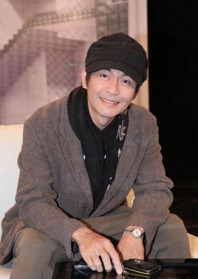 57岁江华打扮潮流暑热天包头巾穿风衣外出,低调复出后无意再拍戏|江华