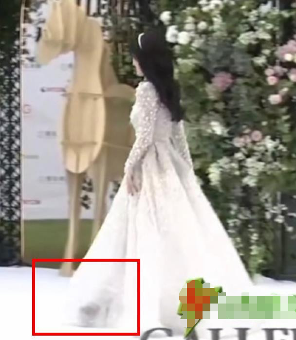 鞠婧祎|鞠婧祎穿仙女裙亮相红毯，穿20cm高跟鞋健步如飞，真实身高瞒不住了