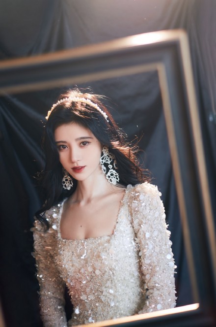 鞠婧祎|鞠婧祎穿仙女裙亮相红毯，穿20cm高跟鞋健步如飞，真实身高瞒不住了