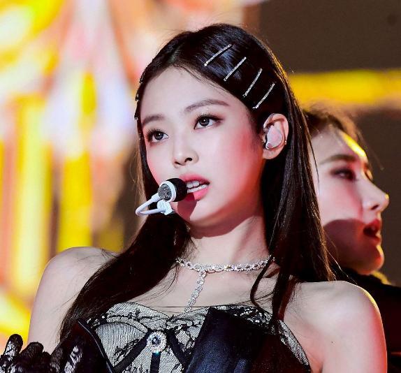 杨超越|金智妮划水是因脚伤，杨超越则是因高烧，虞书欣的理由很好