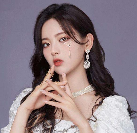 杨超越|金智妮划水是因脚伤，杨超越则是因高烧，虞书欣的理由很好