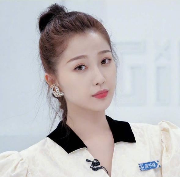 杨超越|金智妮划水是因脚伤，杨超越则是因高烧，虞书欣的理由很好