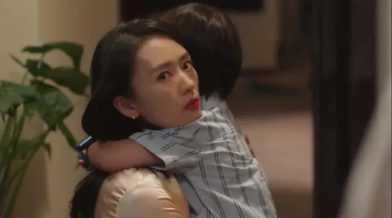 三十而已|被佟丽娅辞演却意外爆红，国产剧这样拍女人，还是头一回见！