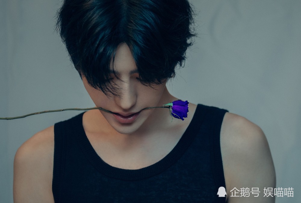 蔡徐坤|蔡徐坤开麦舞台太撩人，超季首穿服装太帅气，衬衫却只敢现一半