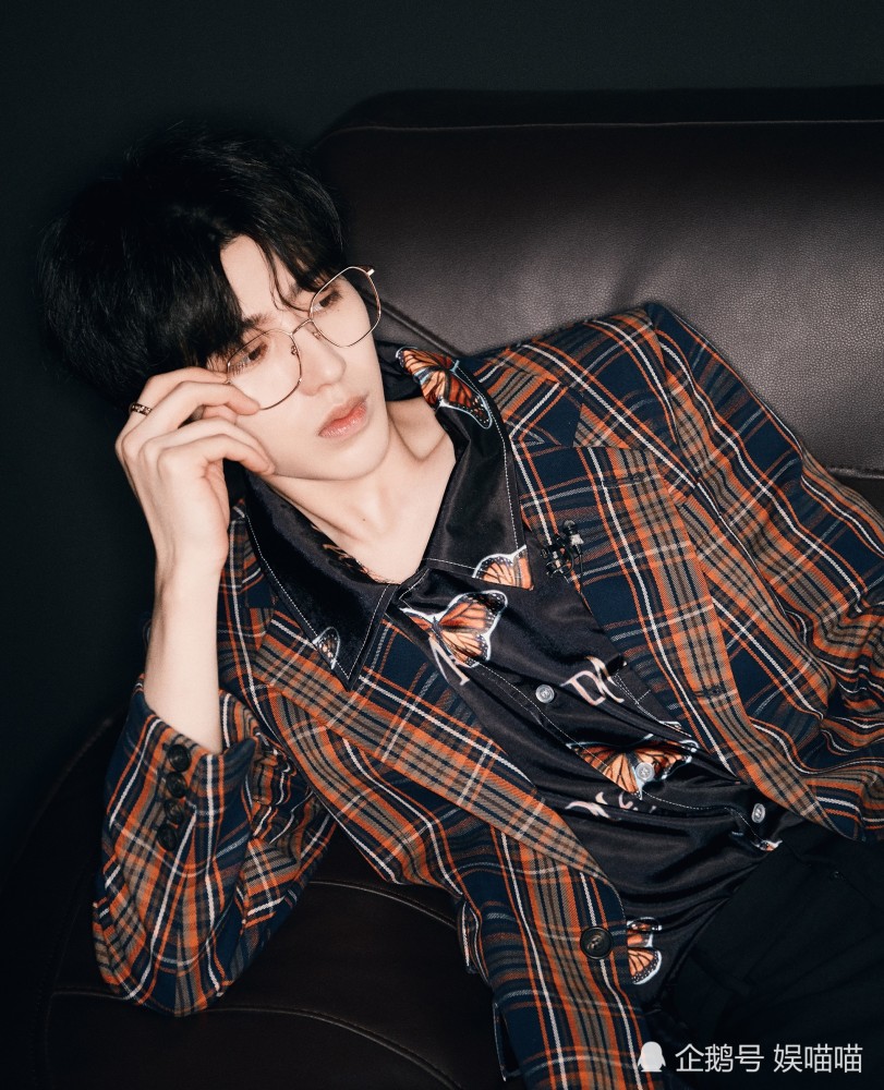 蔡徐坤|蔡徐坤开麦舞台太撩人，超季首穿服装太帅气，衬衫却只敢现一半