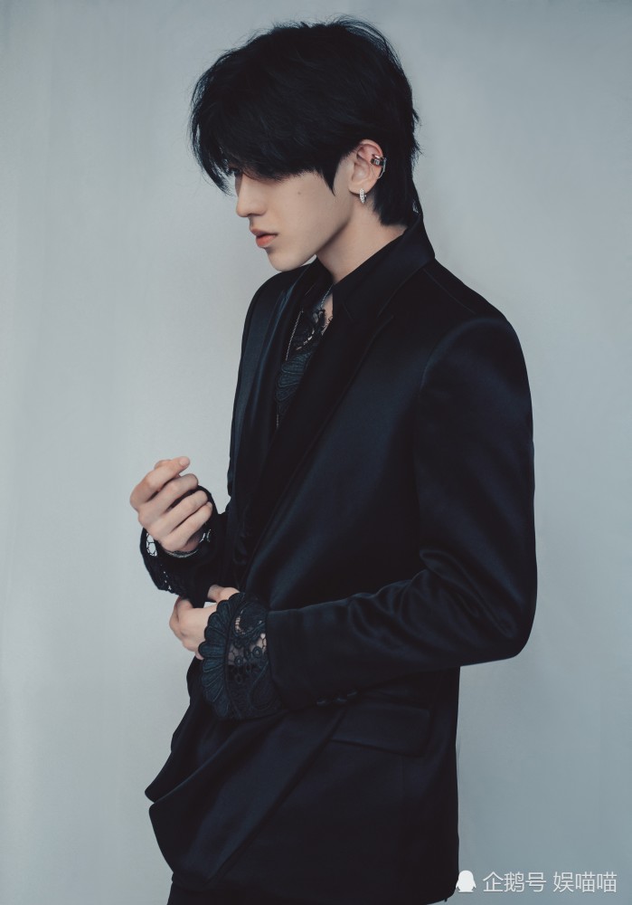 蔡徐坤|蔡徐坤开麦舞台太撩人，超季首穿服装太帅气，衬衫却只敢现一半