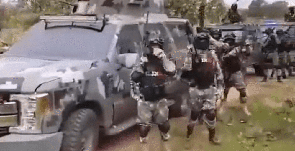 墨西哥_时政|墨西哥黑帮列队炫耀军用级装备，藐视政府高呼大毒枭绰号