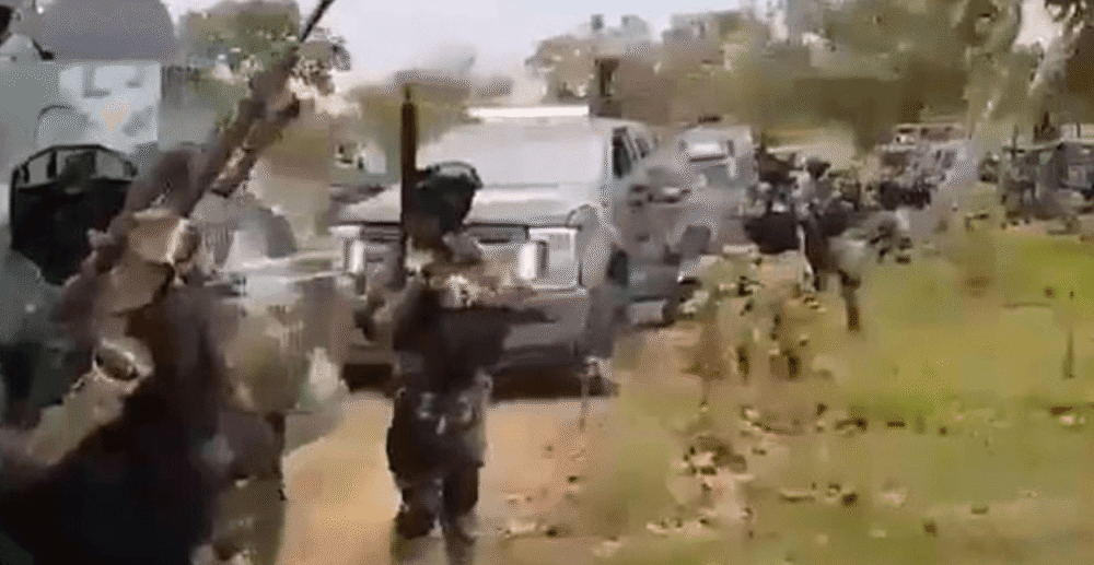 墨西哥_时政|墨西哥黑帮列队炫耀军用级装备，藐视政府高呼大毒枭绰号