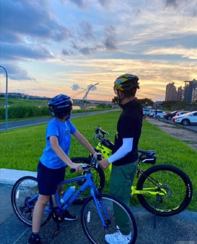 林志颖|林志颖带Kimi骑单车，望儿子后脑勺眼神宠溺，父子同款姿势帅气