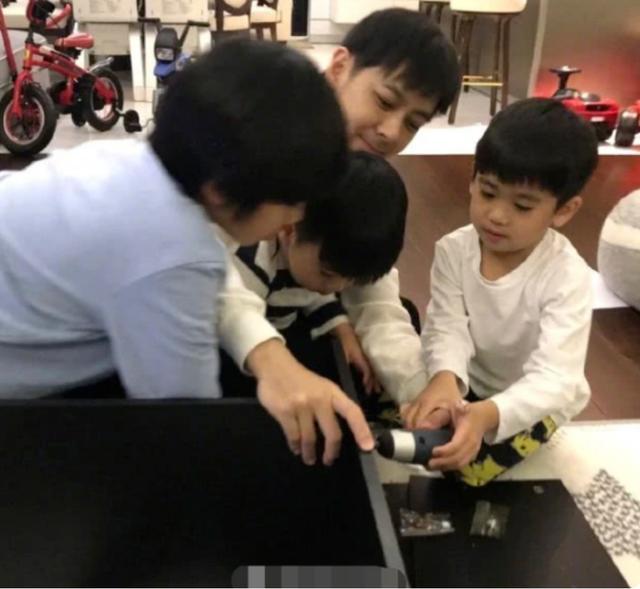 林志颖|林志颖带Kimi骑单车，望儿子后脑勺眼神宠溺，父子同款姿势帅气