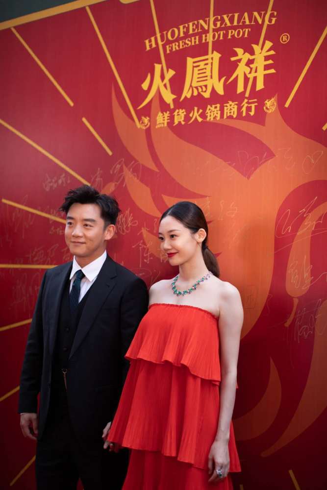 郑恺|郑恺回应火锅店涉抄袭后与老婆恩爱现身，苗苗不慎露孕肚被抓拍了