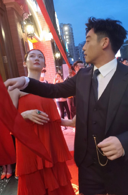 郑恺|郑恺回应火锅店涉抄袭后与老婆恩爱现身，苗苗不慎露孕肚被抓拍了