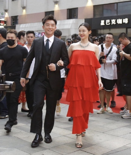 郑恺|郑恺回应火锅店涉抄袭后与老婆恩爱现身，苗苗不慎露孕肚被抓拍了