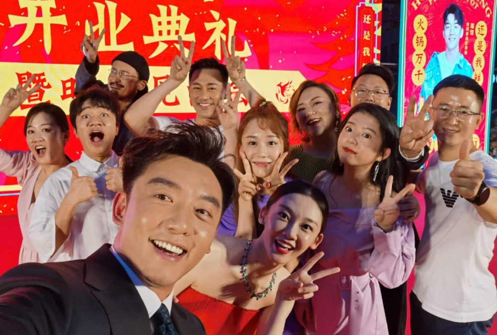 郑恺|郑恺回应火锅店涉抄袭后与老婆恩爱现身，苗苗不慎露孕肚被抓拍了