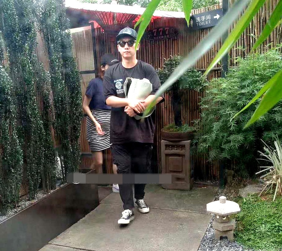 郑恺|郑恺回应火锅店涉抄袭后与老婆恩爱现身，苗苗不慎露孕肚被抓拍了