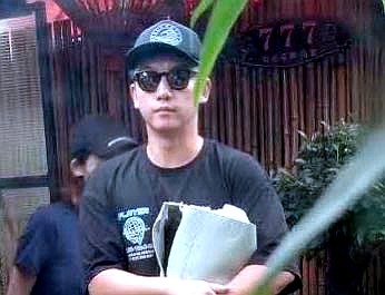 郑恺|郑恺回应火锅店涉抄袭后与老婆恩爱现身，苗苗不慎露孕肚被抓拍了