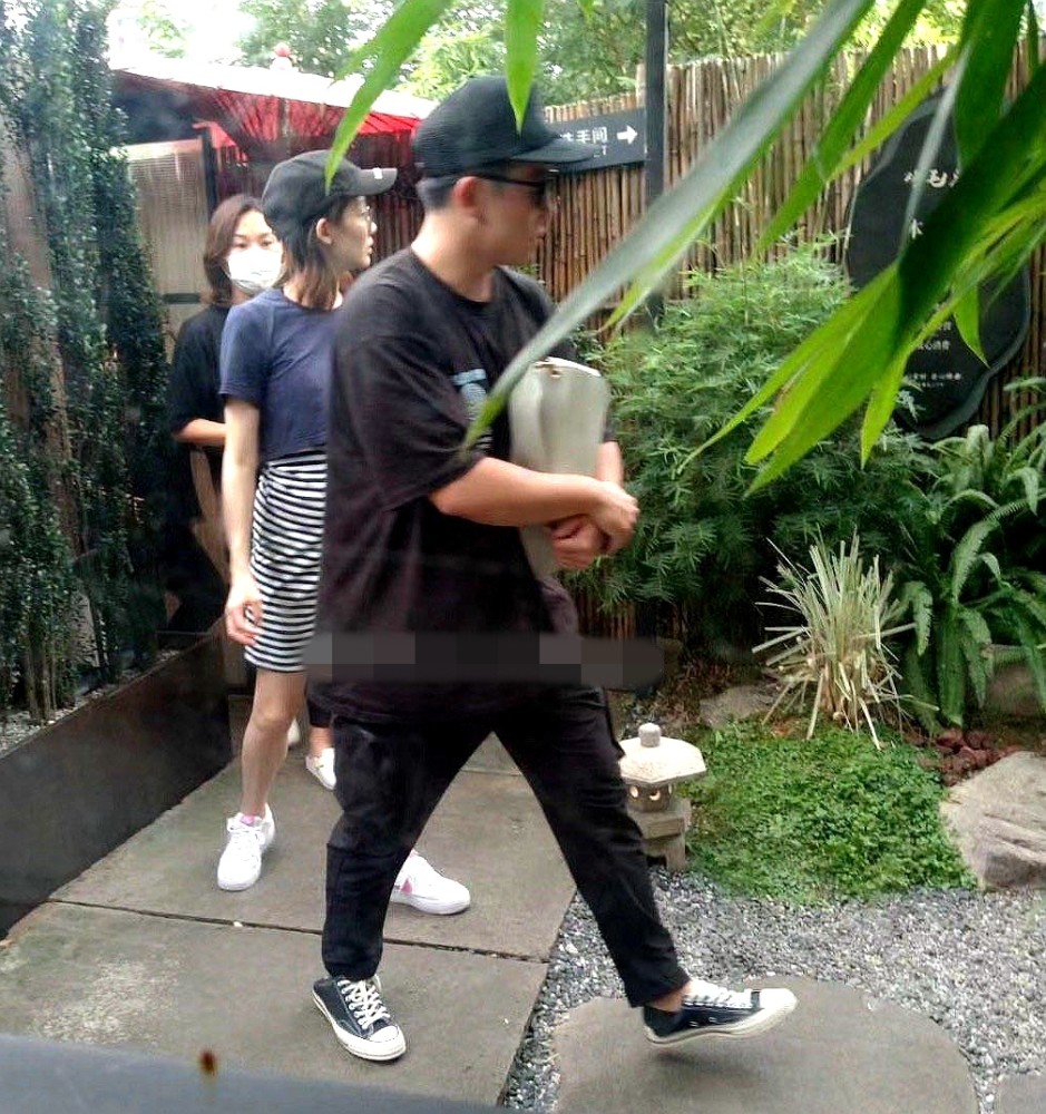 郑恺|郑恺回应火锅店涉抄袭后与老婆恩爱现身，苗苗不慎露孕肚被抓拍了