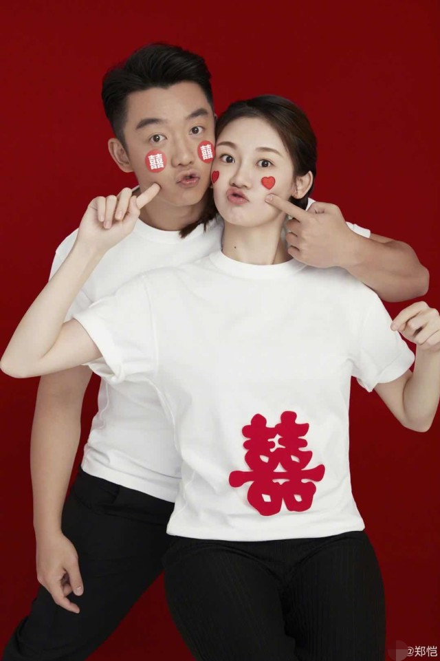 郑恺|郑恺回应火锅店涉抄袭后与老婆恩爱现身，苗苗不慎露孕肚被抓拍了