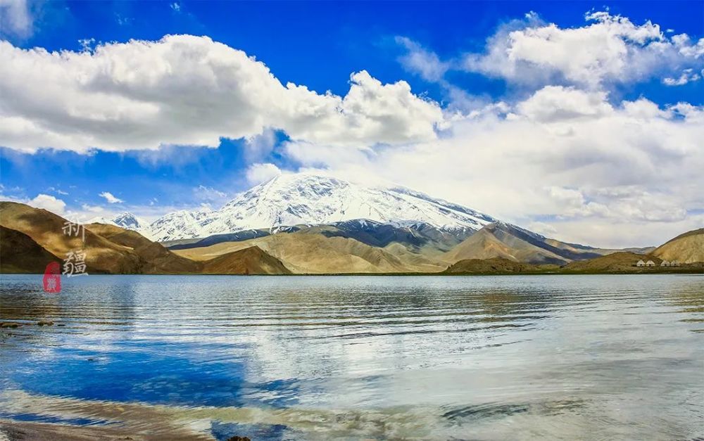 新疆一個高山湖泊竟出現過水怪旁邊還有一座冰川之父