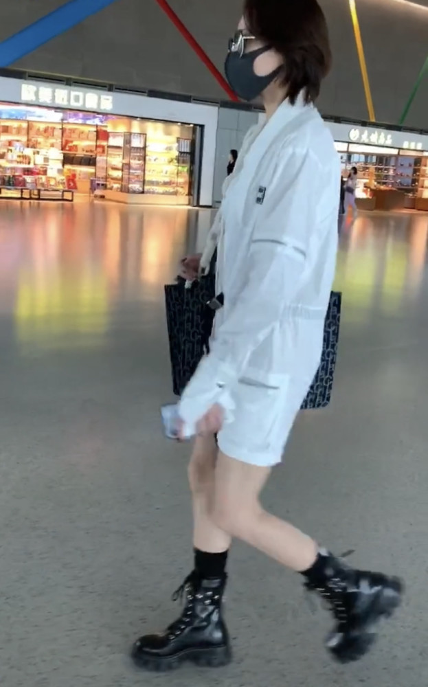张馨予|张馨予穿白色连体裤现身，戴墨镜表情超傲娇，拎平价包被赞接地气
