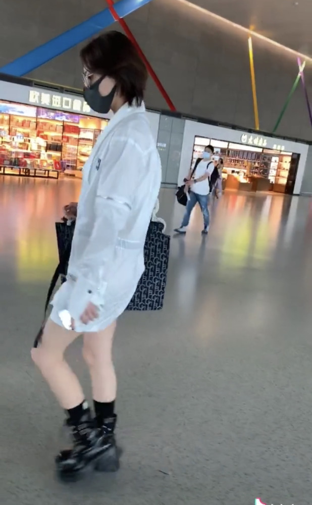 张馨予|张馨予穿白色连体裤现身，戴墨镜表情超傲娇，拎平价包被赞接地气