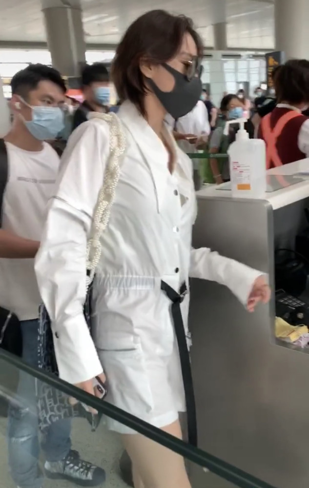 张馨予|张馨予穿白色连体裤现身，戴墨镜表情超傲娇，拎平价包被赞接地气