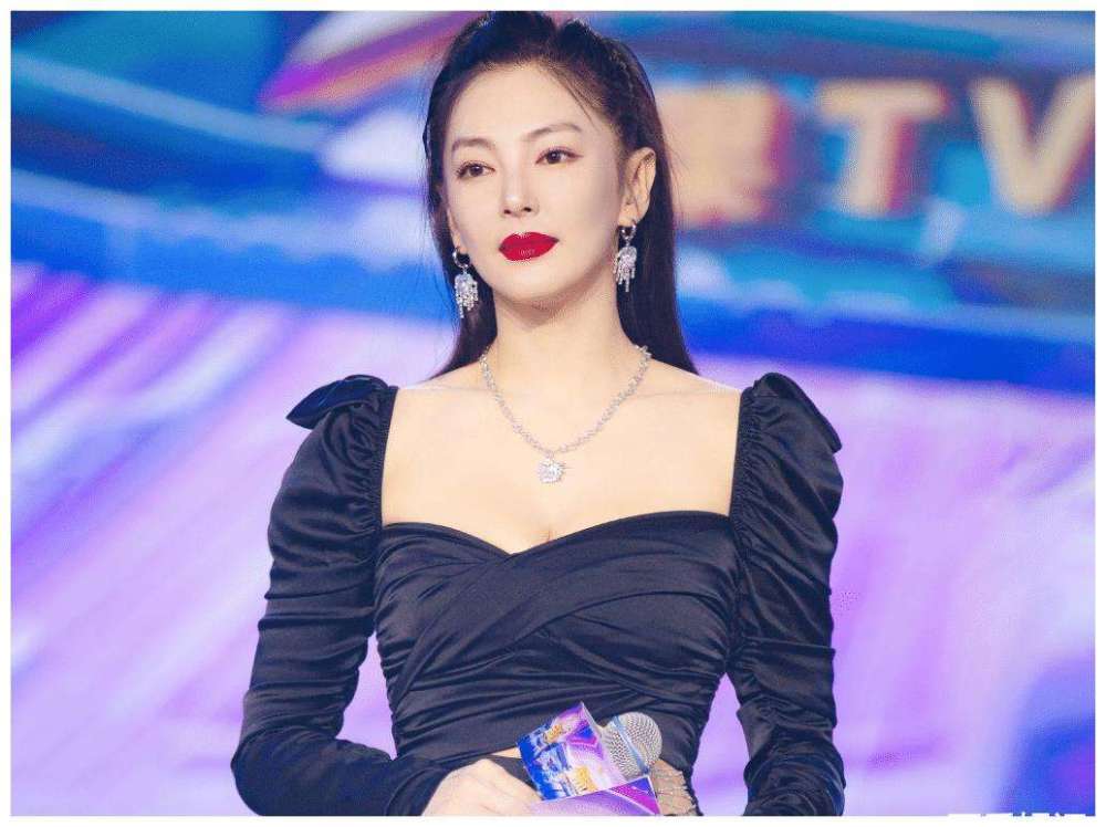 张含韵|《浪姐》最聪明的人：怼得了伊能静，护得了张含韵，管得了蓝盈莹