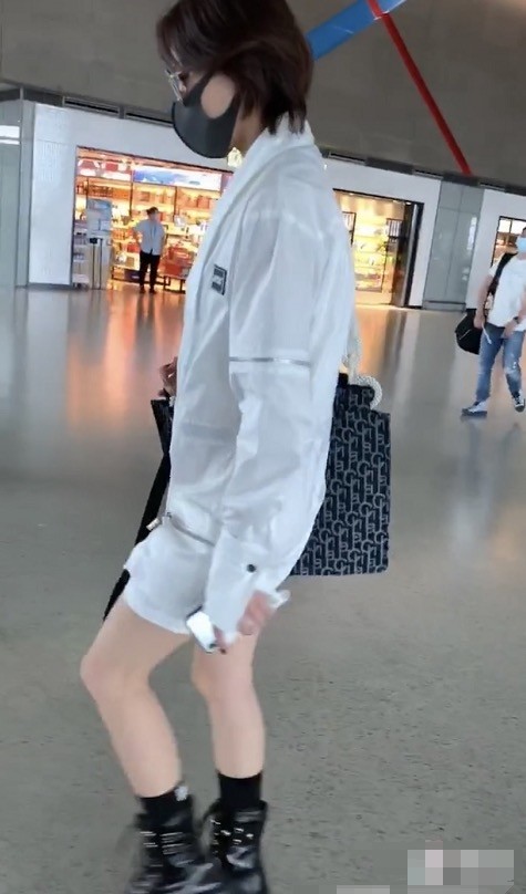 张馨予|张馨予穿白色连体裤现身，戴墨镜表情超傲娇，拎平价包被赞接地气